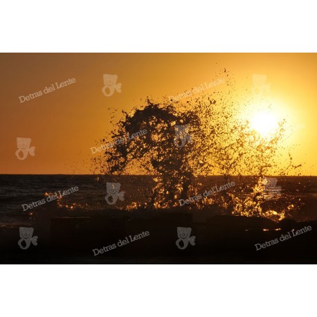 Reflejos de una Puesta de Sol sobre olas