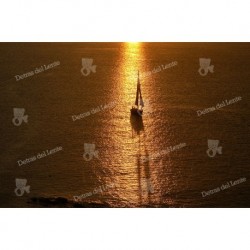 Reflejos de una Puesta de Sol sobre un velero