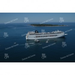 Crucero saliendo frente a la Isla Gorriti