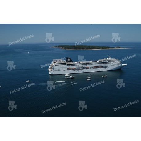 Crucero saliendo frente a la Isla Gorriti