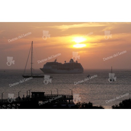 Puesta de Sol sobre crucero