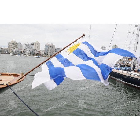 Bandera Uruguaya en barco de pescadores