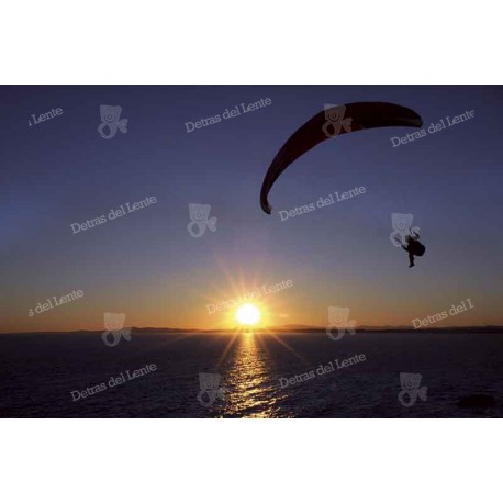 Parapente y puesta de sol