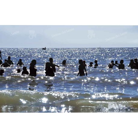 Reflejos sobre el mar con personas