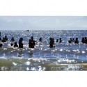 Reflejos sobre el mar con personas