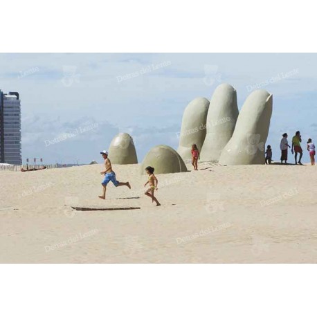 Niños jugando en Los Dedos