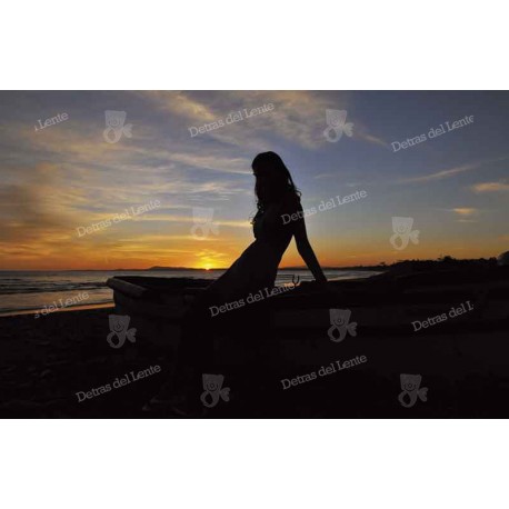 Modelo sentada a la atardecer