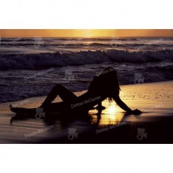 Modelo en la atardecer a la orilla del mar