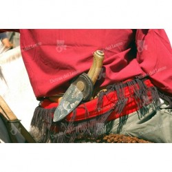 Facón por debajo de su rastra de tela