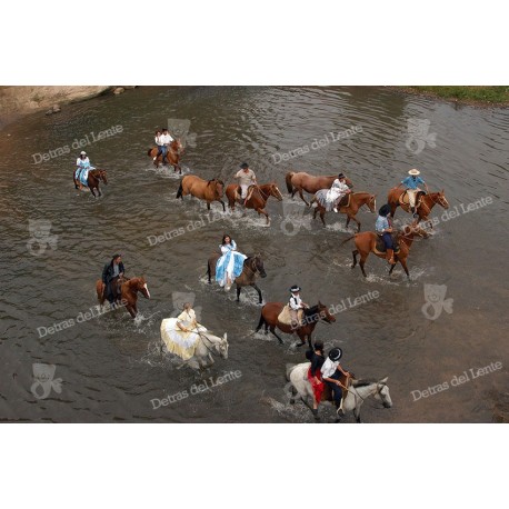 Cruzando arroyo a caballo