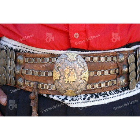 Cinturón de cuero con adornos de plata