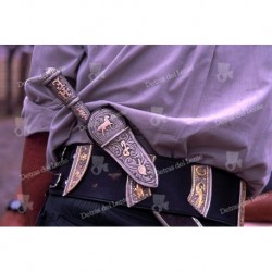 Facón y faja haciendo juego