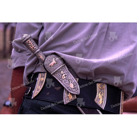 Facón y faja haciendo juego