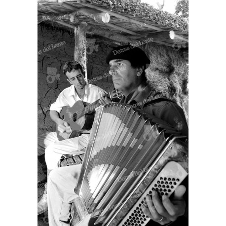 Gauchos acordeon y guitarras Blanco y Negro